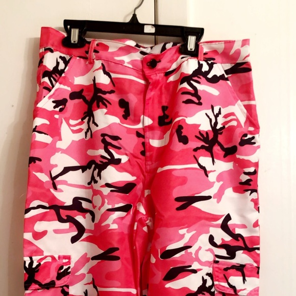 Woman’s camo cargo pants/ Trousers - Picture 3 of 3